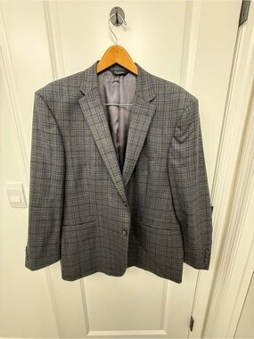 Jos A  Gray Signature Collection Plaid Men's Sportcoat Size 48R. Like New